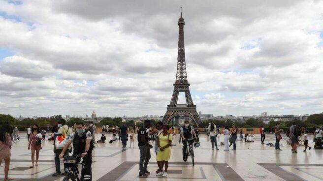 En París, desalojan la Torre Eiffel por amenaza de bomba; alerta era falsa