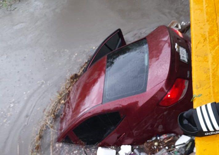 Arroyo arrastra vehículo tras intensa lluvia en Culiacán