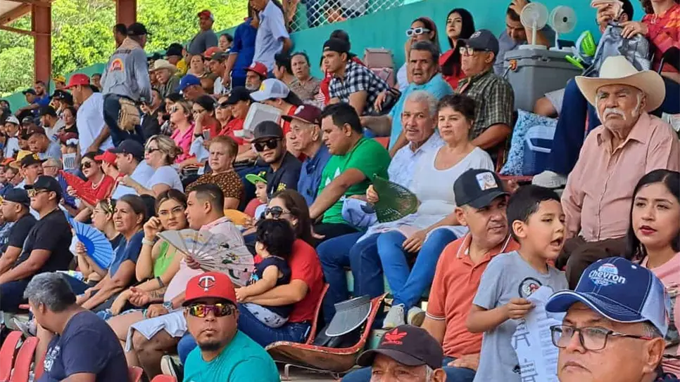 El público disfruta del encuentro entre Abarroteros vs Pascoleros. FOTO: Eduardo Bórquez.