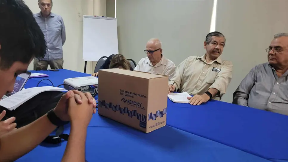 La comisión y los documentos recuperados.