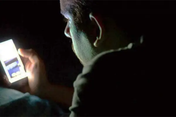 Estas son las razones que te harán alejar el celular de tu cama antes de dormir Estas son las razones que te harán alejar el celular de tu cama antes de dormir