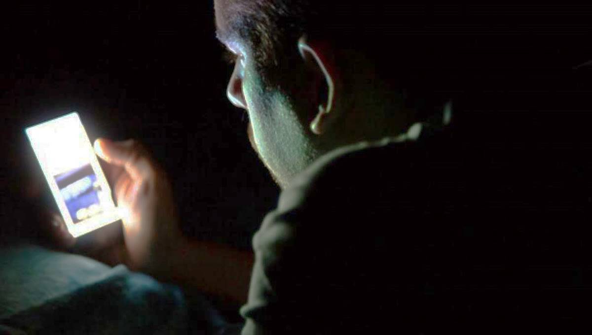 Los expertos sugieren alejarte del celular antes de dormir. FOTO: Cortesía/FreePik.
