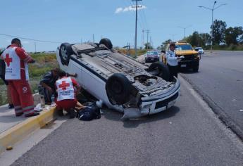 Joven termina en el hospital tras volcar frente a Las Villas en Los Mochis