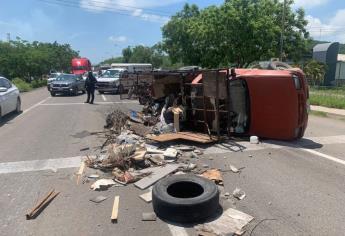 Vuelca camioneta cargada de escombro en El Castillo Mazatlán