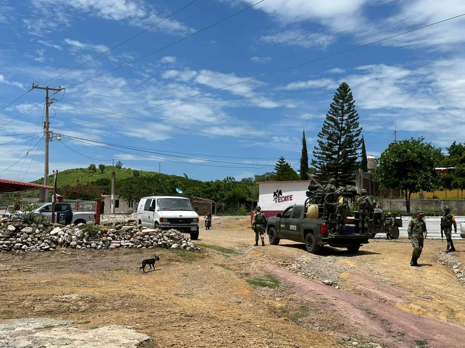 Al lugar llegó una unidad del Semefo. FOTO: Ernesto Torres.