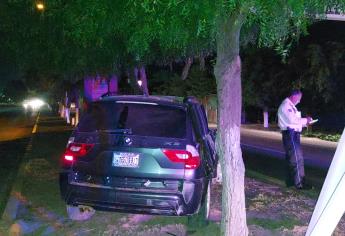 Tres personas resultan heridas al chocar una BMW contra un árbol en Navolato