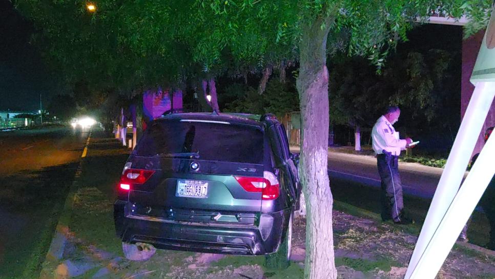 Tres personas resultan heridas al chocar una BMW contra un árbol en Navolato