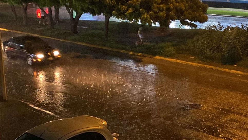 Tormenta eléctrica da las buenas noches a Mazatlán 