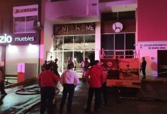 Incendio consume mueblería en avenida La Marina, en Mazatlán 
