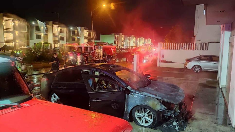 Lluvias causan incendio de vehículo en Mazatlán 