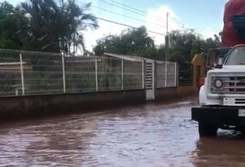 El alcalde de El Fuerte se compromete a solucionar falta de desagüe en calles de La Constancia