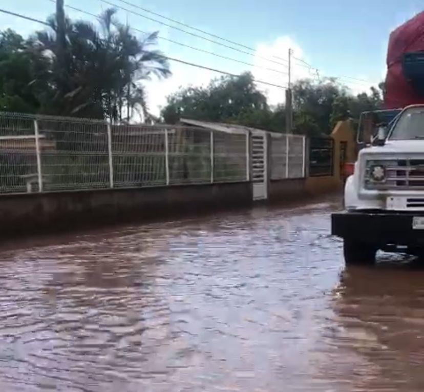 El alcalde de El Fuerte se compromete a solucionar falta de desagüe en calles de La Constancia