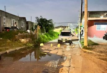 Casi 24 horas sin luz; vecinos de ampliación Lico Velarde, en Mazatlán, cierran paso vehicular 