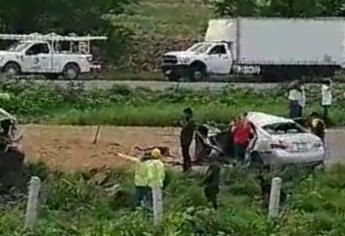 Encontronazo entre tráiler y automóvil deja a persona lesionada