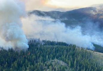 Por amenaza de incendios forestales, en Canadá evacúan a miles de personas