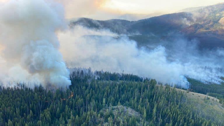 Por amenaza de incendios forestales, en Canadá evacúan a miles de personas