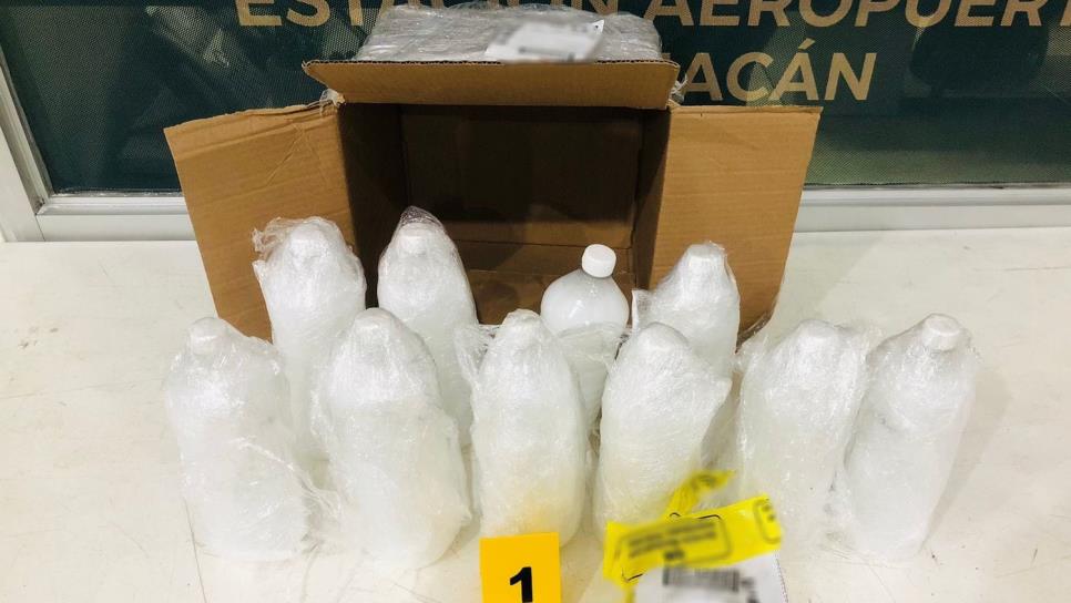 Interceptan caja con 10 botellas de metanfetamina en el Aeropuerto Internacional de Culiacán 