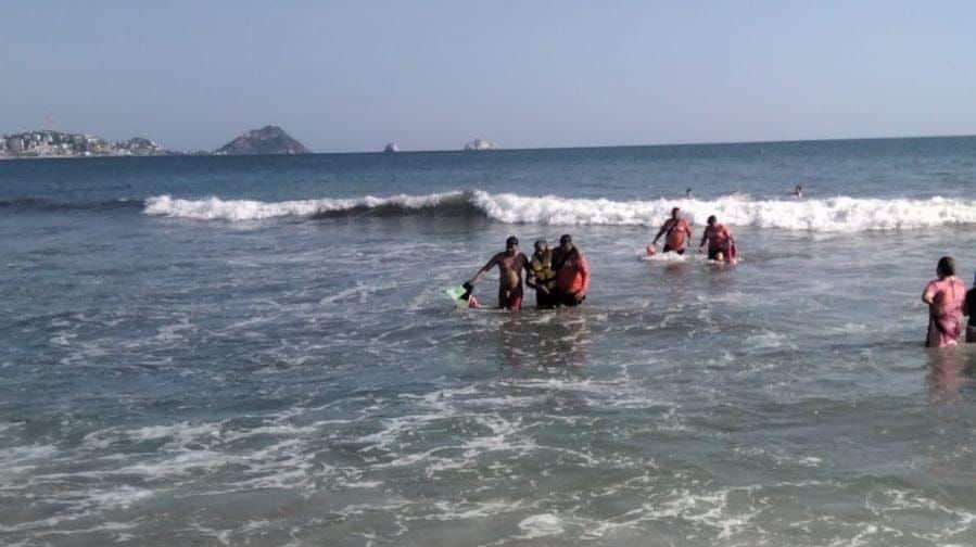 Policía Acuática de Mazatlán rescata a turista de CDMX de ahogarse