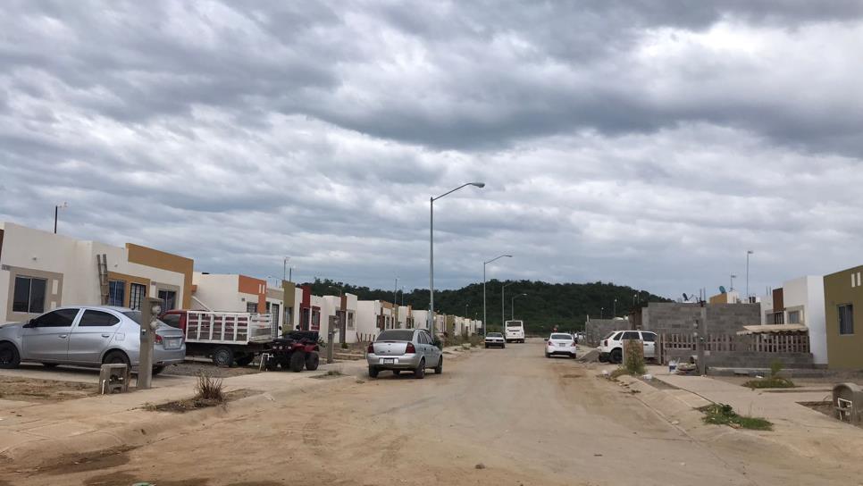 Vecinos de Pradera Dorada y La Cantera en Mazatlán, cumplen un mes con apagones de electricidad