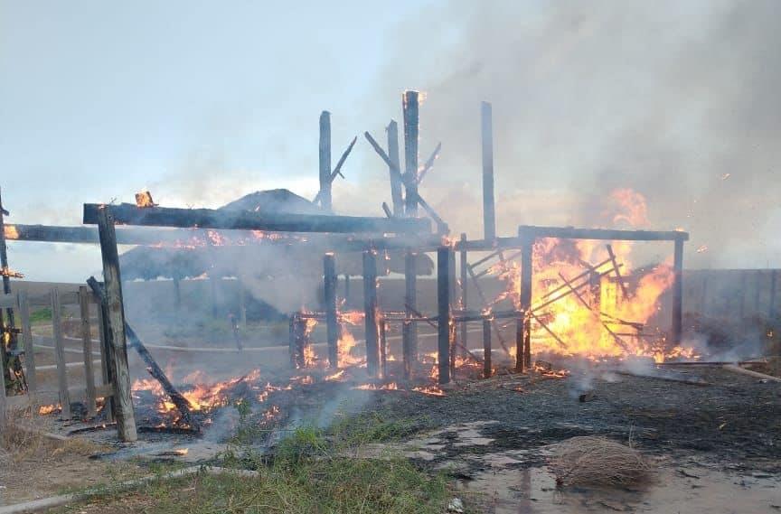 Cae rayo y calcina palapa en El Maviri»: PC Ahome