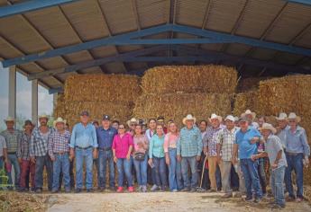 Ganaderos de El Fuerte reciben apoyo de pacas de maíz 