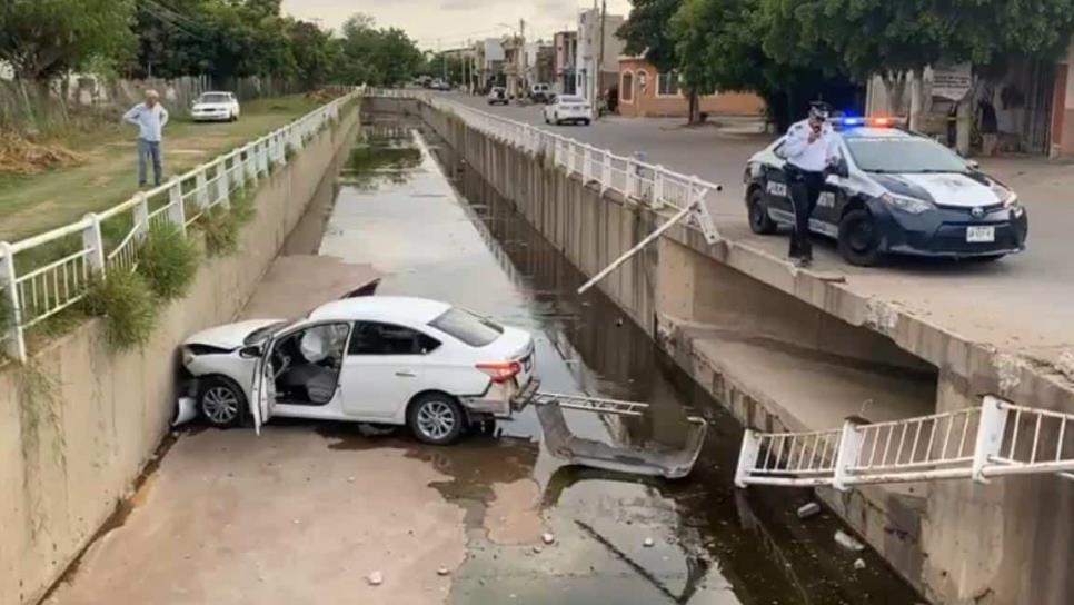 Conductor cae a un canal de la colonia Agustina Ramírez, en Culiacán