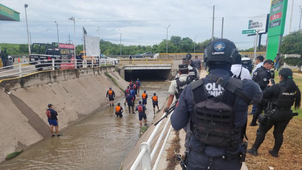 Encuentran la camioneta arrastrada en el canal Chulavista Encuentran la camioneta arrastrada en el canal Chulavista