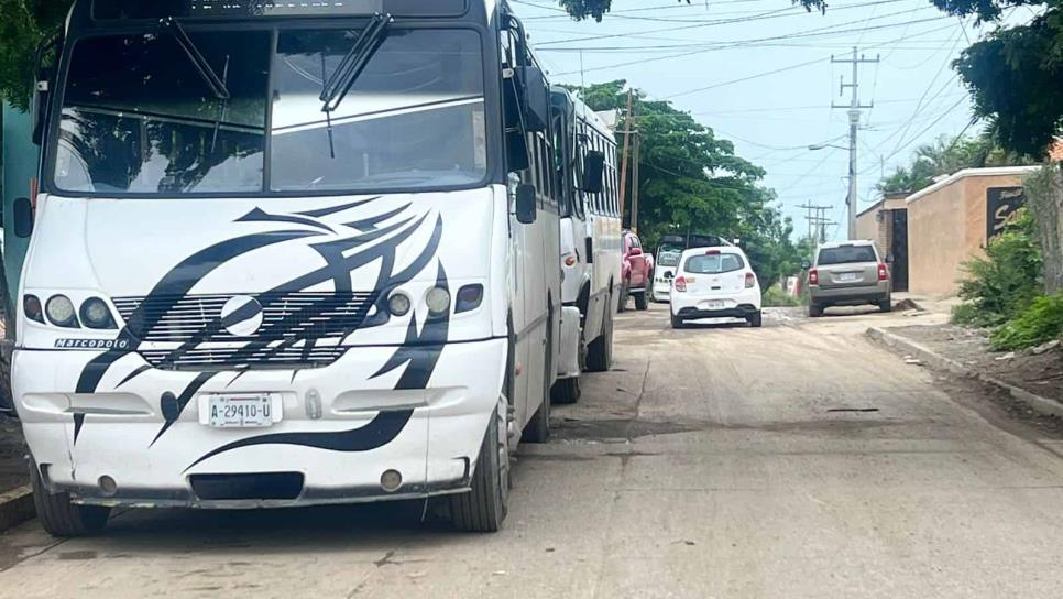 Camiones hacen terminal improvisada en El Venadillo, Mazatlán; tapan calle y destruyen banquetas