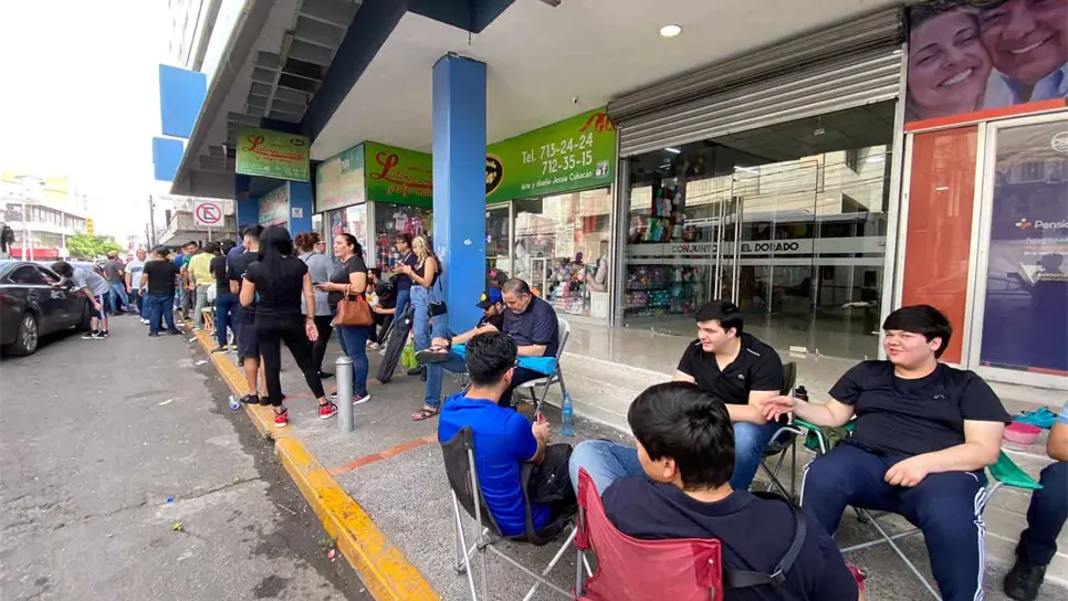 Los interesados comenzaron a hacer fila desde el día de ayer. FOTO: Luz Noticias