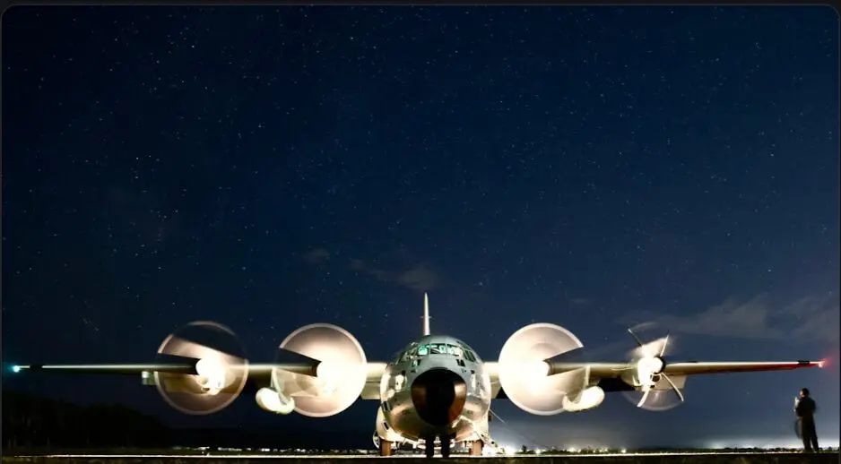 El avión cazahuracanes despegando del Air Force en Keesler. FOTO: NHC