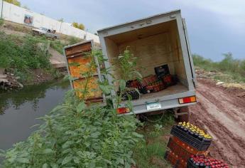 Hombre casi cae a un dren en una camioneta por camino lodoso