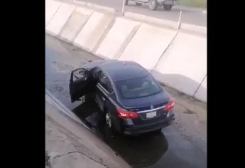 Cae automóvil al canal de la Santa Rosa en Mazatlán