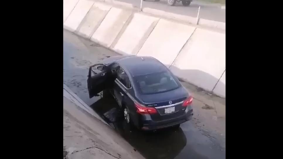 Cae automóvil al canal de la Santa Rosa en Mazatlán