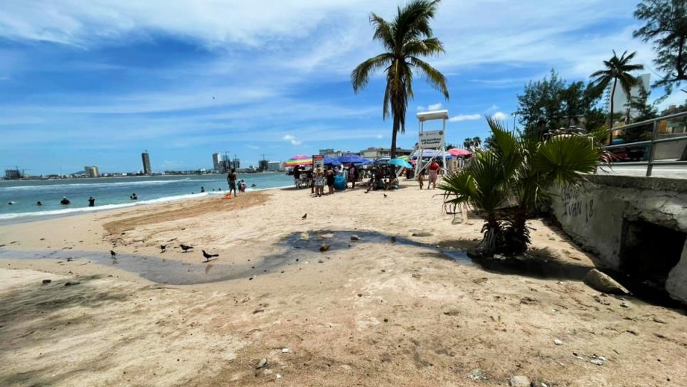 Se confirma, hay descargas de aguas negras en Playa Pinitos de Mazatlán