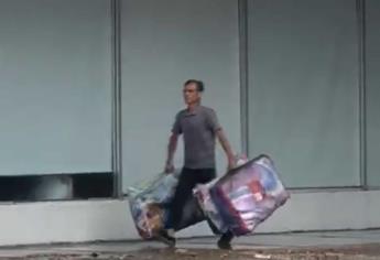 ¡Como si fuera de shopping! Se roba cobertores de una tienda en Los Mochis | VIDEO