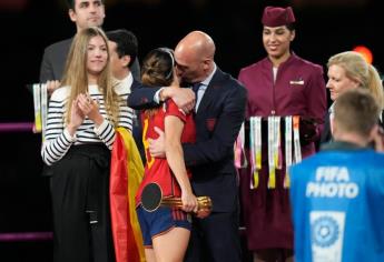 Luis Rubiales es acusado de violencia sexual por besar a futbolista española sin su consentimiento