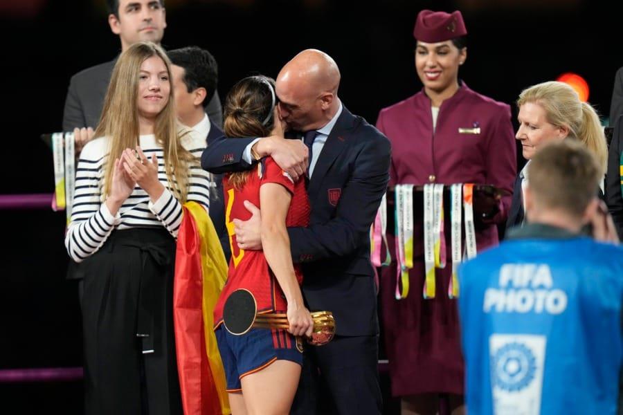 Luis Rubiales es acusado de violencia sexual por besar a futbolista española sin su consentimiento