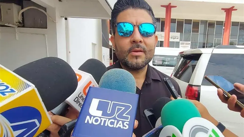 Isaac Aguayo Roacho atendiendo a los medios de comunicación. FOTO: Luz Noticias