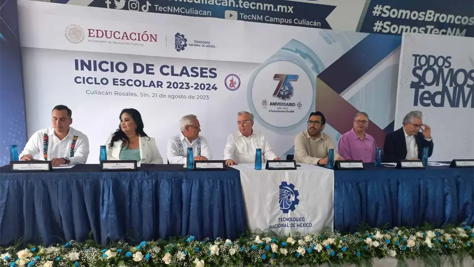 Rocha Moya aprovechó la oportunidad para hablar de los nuevos libros de texto de la SEP. FOTO: Luz Noticias