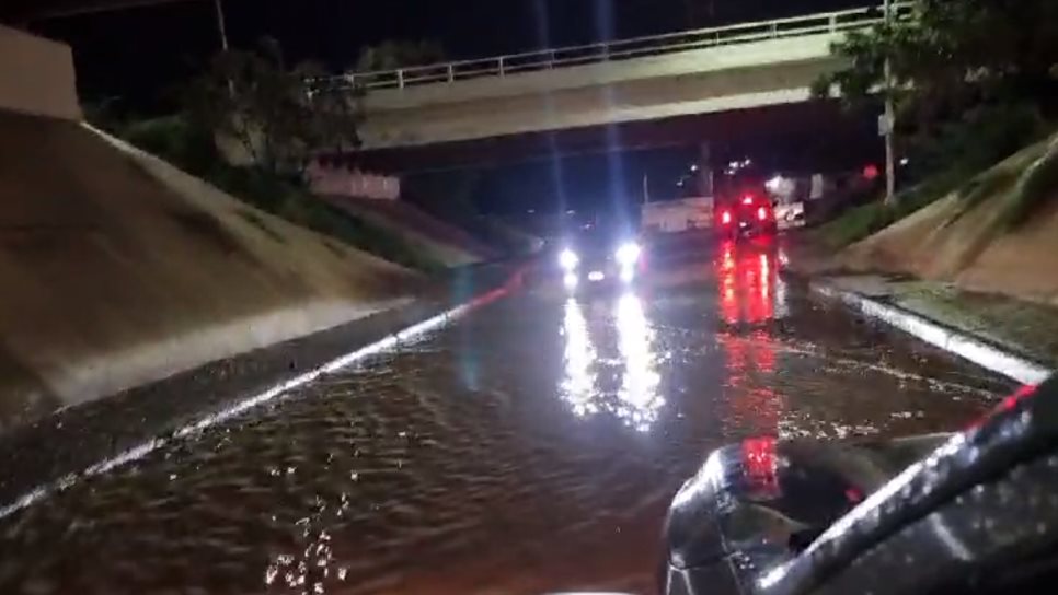 Arroyo arrastra un vehículo en la colonia Rosales, en Culiacán