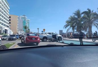 Accidente curioso; camioneta termina en la ciclovía del malecón de Mazatlán