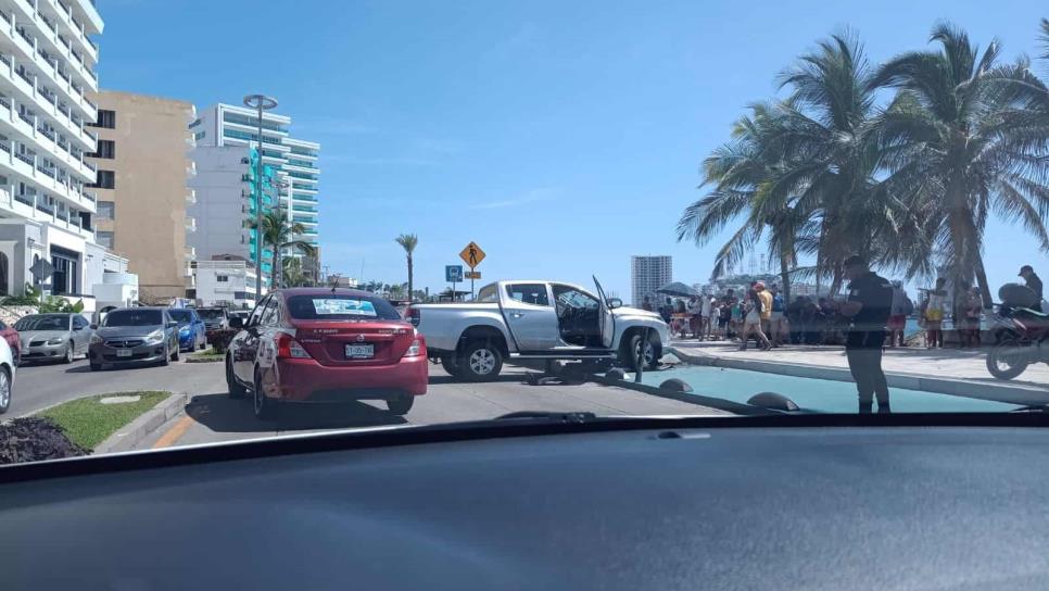 Accidente curioso; camioneta termina en la ciclovía del malecón de Mazatlán