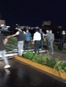 Se desploma anuncio metálico y los automovilistas lo retiran del lugar | VIDEO