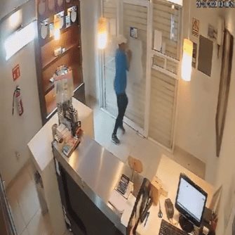 Trabajadora de pastelería de Campeche encierra ladrón en tienda | VIDEO