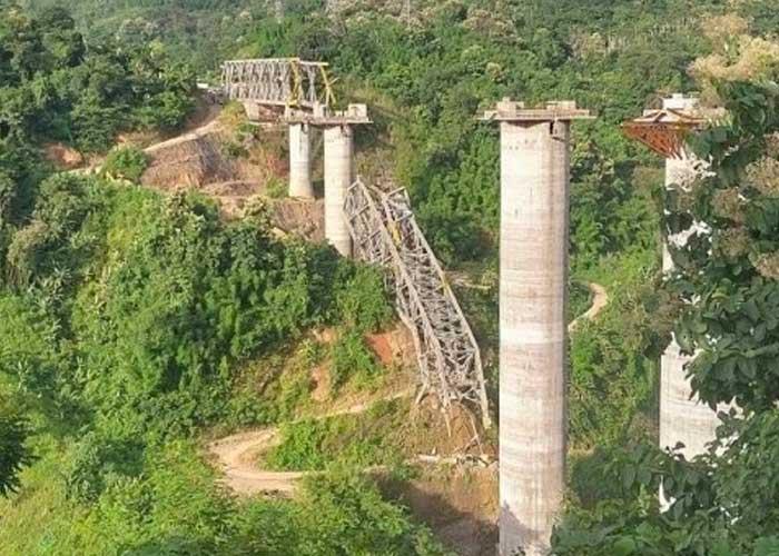 Se derrumba puente ferroviario en la India; reportan al menos 26 muertes | VIDEO