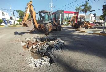 Aparece megasocavón frente al Palacio Municipal de Ahome