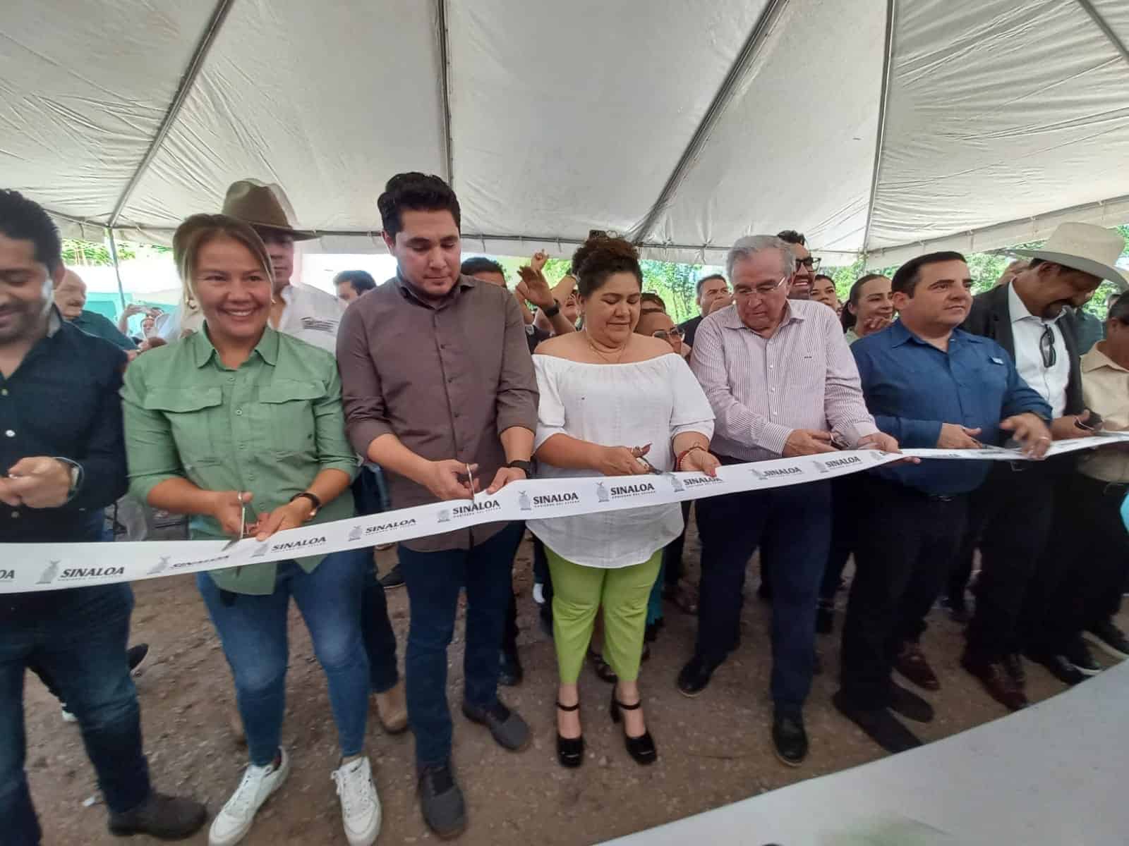 Gobernador y alcalde de Culiacán inauguran pavimentación de calles en Costa Rica y El Salado