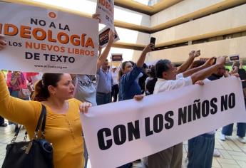 ¡No queremos los libros de texto! Padres de familia se manifiestan en Palacio de Gobierno