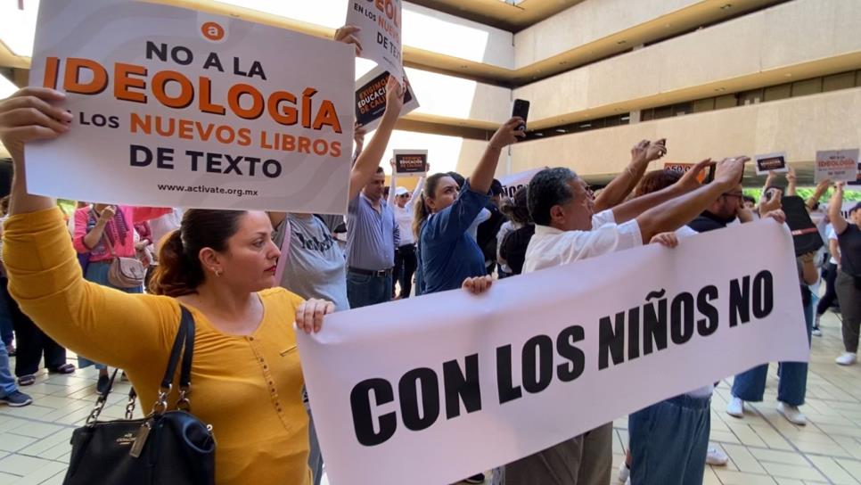 ¡No queremos los libros de texto! Padres de familia se manifiestan en Palacio de Gobierno