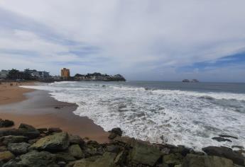 Ahogamiento de personas en playas de Mazatlán se da porque bañistas no respetan señalamientos y se confían: alcalde